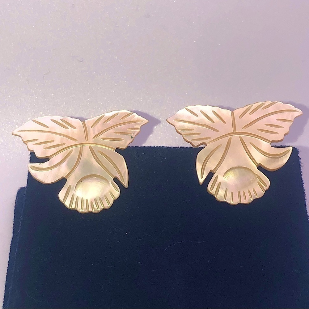 VTG Mother Of Pearl MOP Carved Flower Flower Daffodil Clip On Earrings 1.5”
